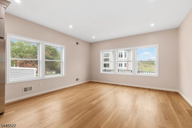 95 Seabreeze Ave, Middletown Twp., NJ 07748