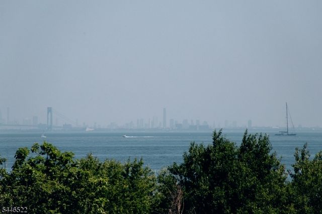 95 Seabreeze Ave, Middletown Twp., NJ 07748