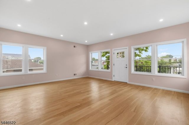 95 Seabreeze Ave, Middletown Twp., NJ 07748