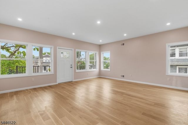 95 Seabreeze Ave, Middletown Twp., NJ 07748