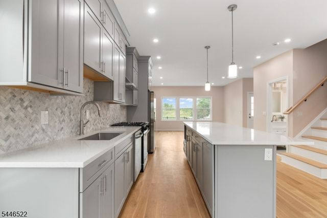 95 Seabreeze Ave, Middletown Twp., NJ 07748