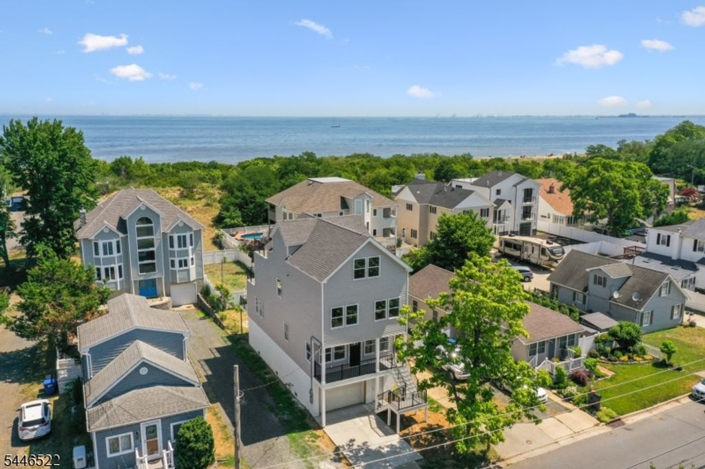 95 Seabreeze Ave, Middletown Twp., NJ 07748