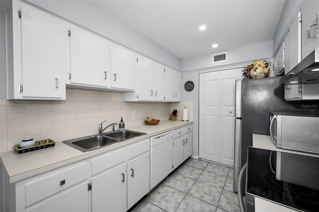1723 GULF ROAD 104, Tarpon Springs, FL 34689