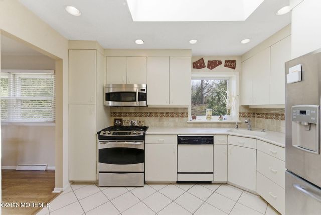 11 Pilgrim Way, Wayne, NJ 07470