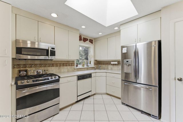 11 Pilgrim Way, Wayne, NJ 07470