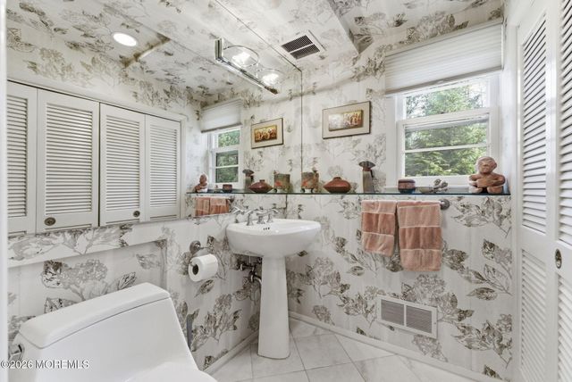 11 Pilgrim Way, Wayne, NJ 07470