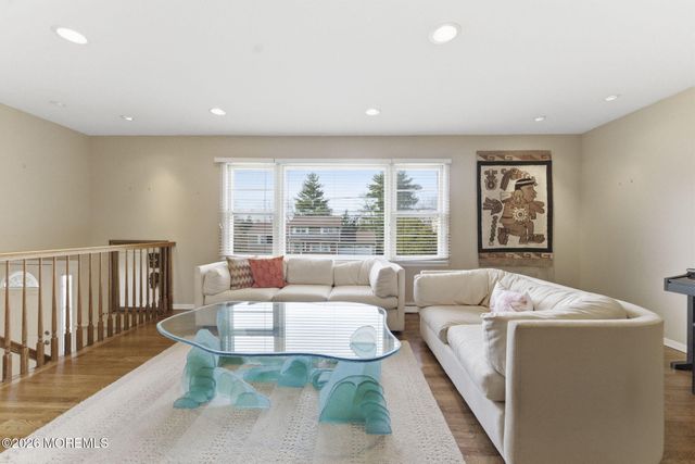 11 Pilgrim Way, Wayne, NJ 07470