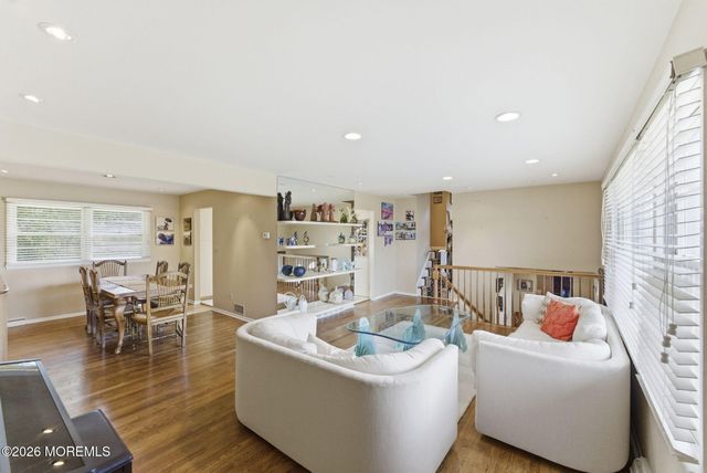 11 Pilgrim Way, Wayne, NJ 07470