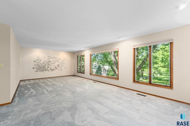 4005 S Thunderbird Trl Trail, Sioux Falls, SD 57103