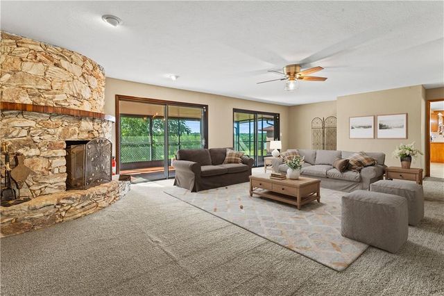 822 Dickinson Road, Independence, MO 64050