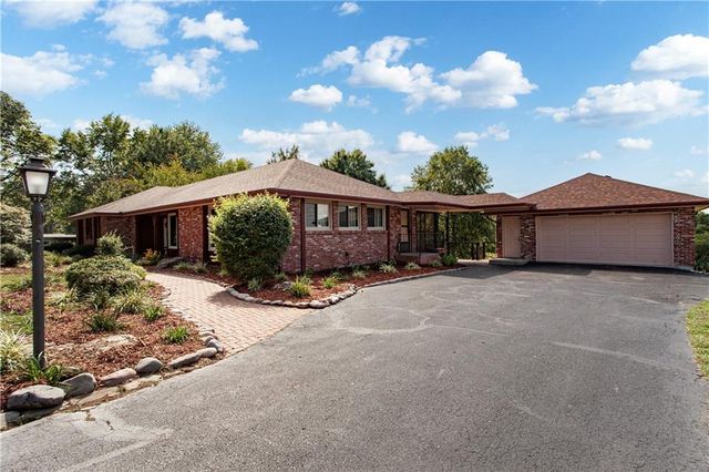 822 Dickinson Road, Independence, MO 64050