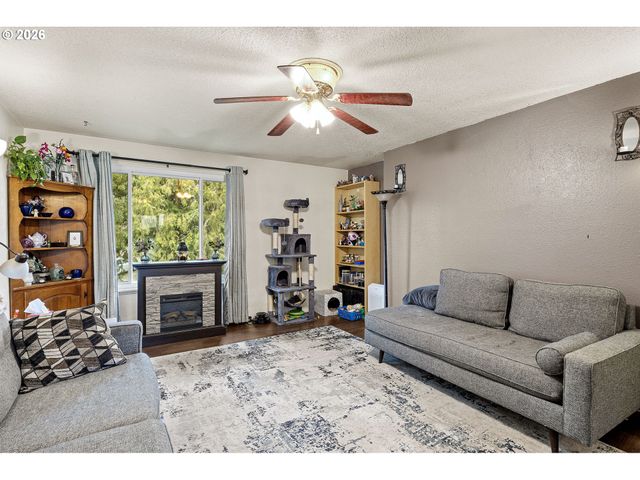 2133 Nw WATTERS St, Roseburg, OR 97471