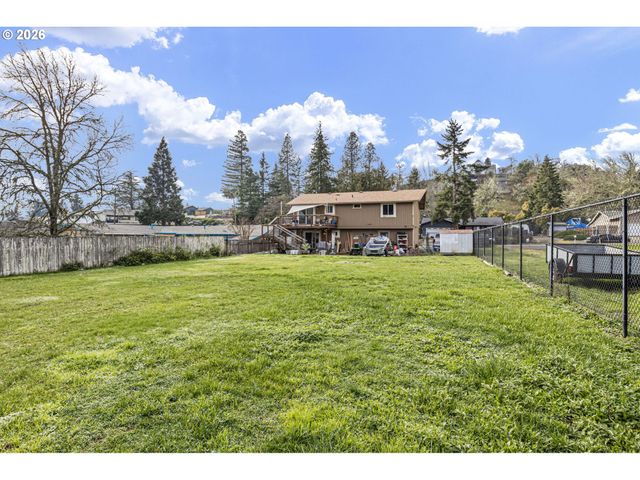 2133 Nw WATTERS St, Roseburg, OR 97471