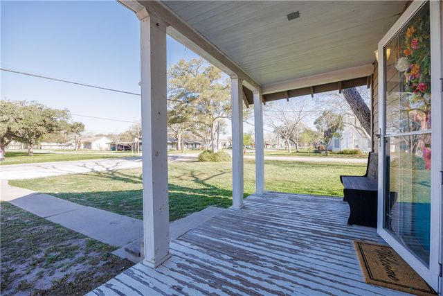 901 S Eugenia St, Orange Grove, TX 78372