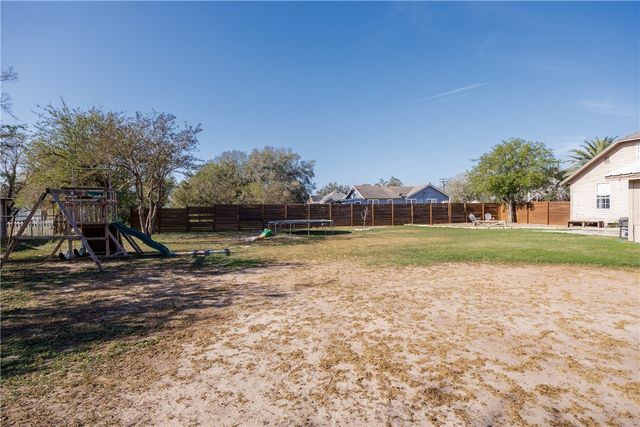 901 S Eugenia St, Orange Grove, TX 78372