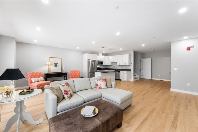 19 Dyer St 19, Rockland, MA 02370