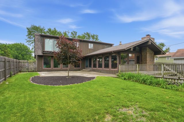 9300 Chestnut Lane, Munster, IN 46321