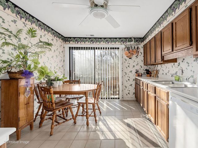 1S055 Spring Road 2C, Oakbrook Terrace, IL 60181