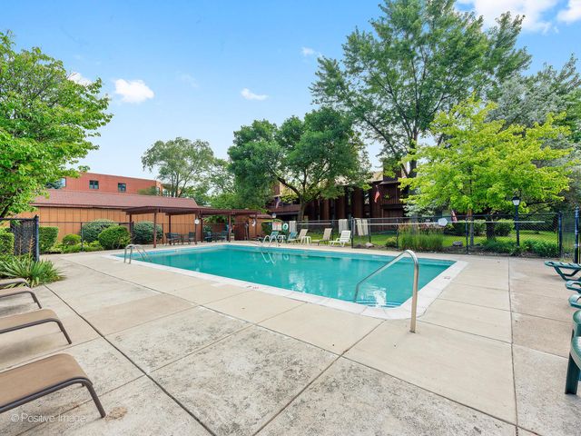 1S055 Spring Road 2C, Oakbrook Terrace, IL 60181