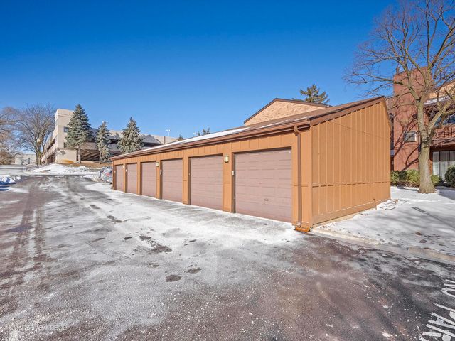 1S055 Spring Road 2C, Oakbrook Terrace, IL 60181