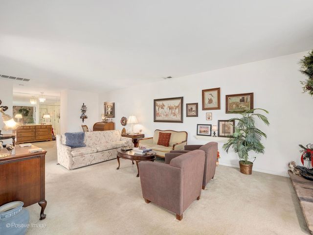 1S055 Spring Road 2C, Oakbrook Terrace, IL 60181