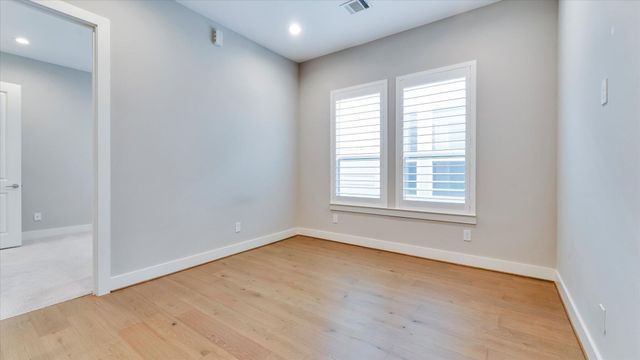 5834 Kiam Street, Houston, TX 77007