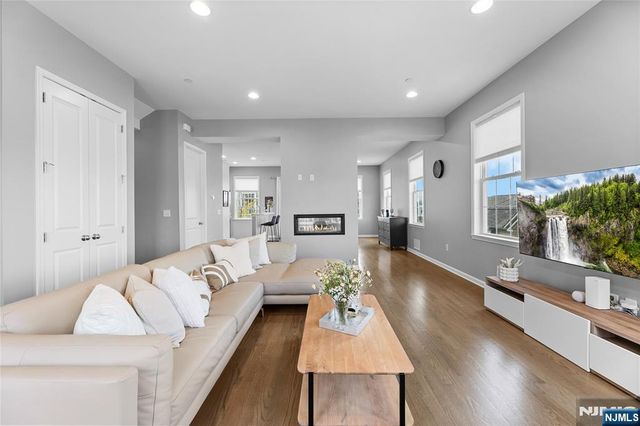 289 Bradley Drive, Wood Ridge, NJ 07075