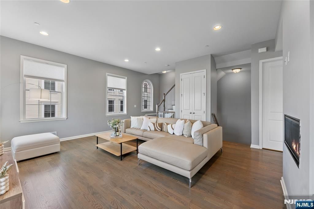 289 Bradley Drive, Wood Ridge, NJ 07075