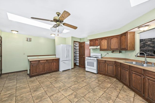 S20W27456 Fenway DRIVE N, Waukesha, WI 53188