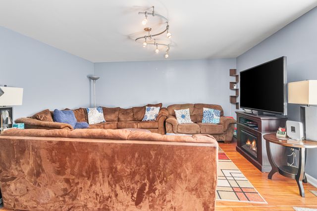 379 Stone Place, Wheeling, IL 60090