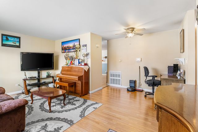 379 Stone Place, Wheeling, IL 60090