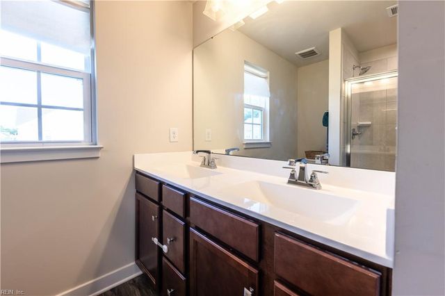 281 Goldenstar LN, Portsmouth, VA 23701