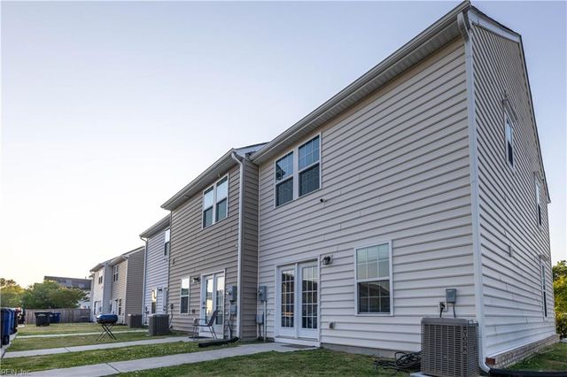 281 Goldenstar LN, Portsmouth, VA 23701