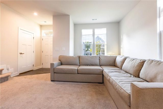 281 Goldenstar LN, Portsmouth, VA 23701
