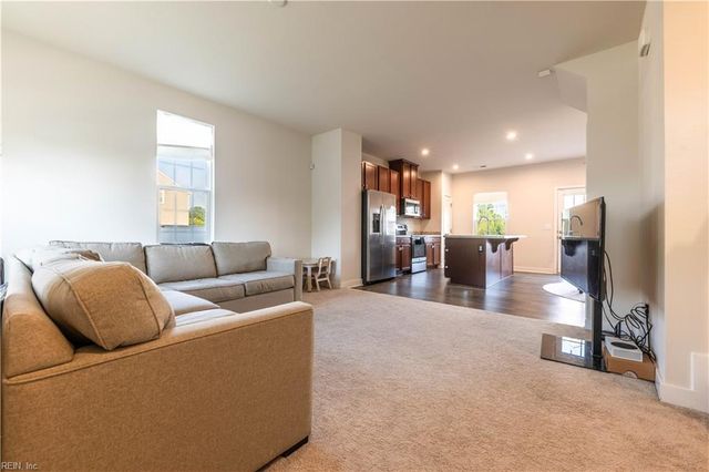 281 Goldenstar LN, Portsmouth, VA 23701