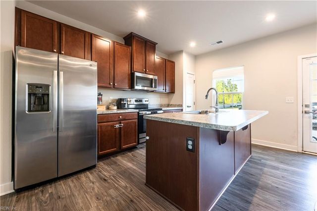 281 Goldenstar LN, Portsmouth, VA 23701