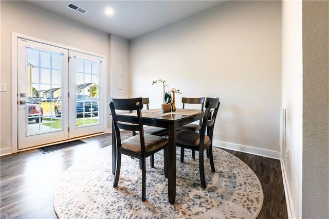 281 Goldenstar LN, Portsmouth, VA 23701