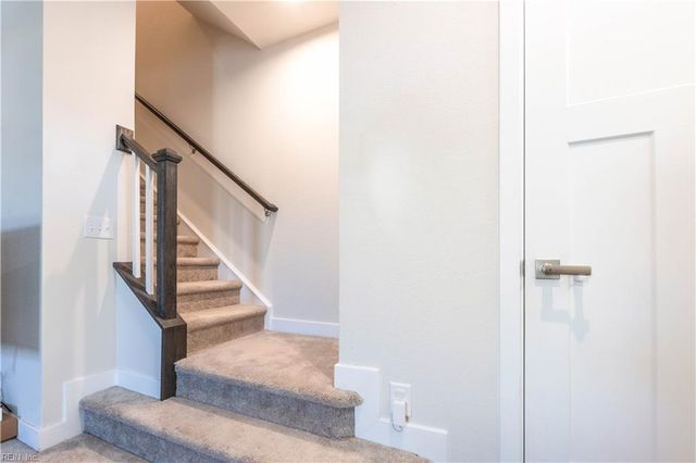 281 Goldenstar LN, Portsmouth, VA 23701
