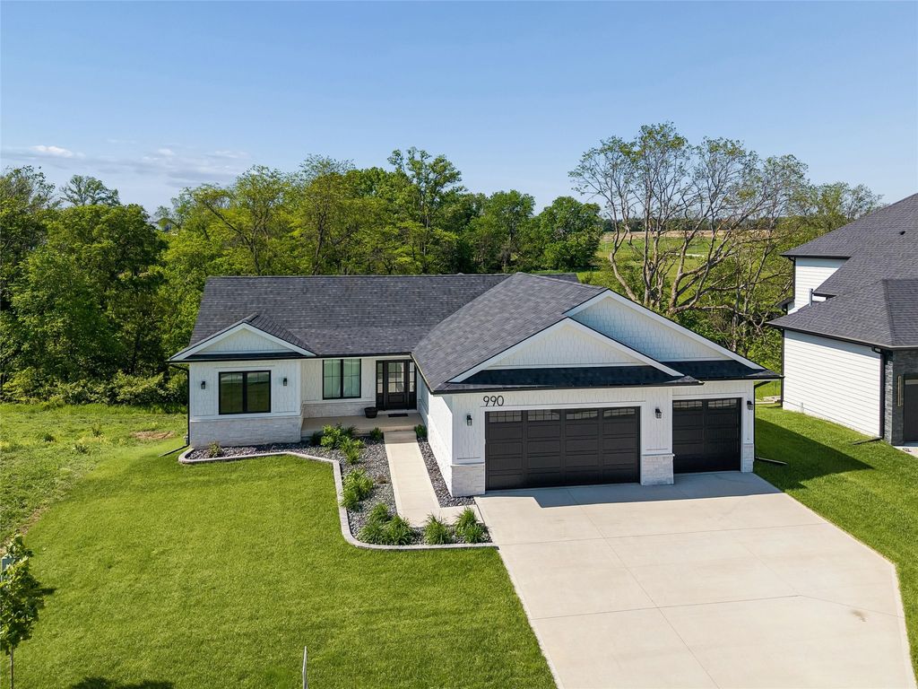 990 Harrington Way, Waukee, IA 50263