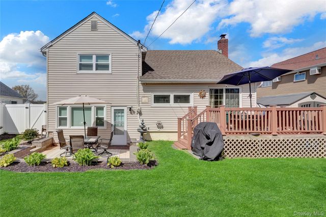 2 Oxford Avenue, Massapequa, NY 11758