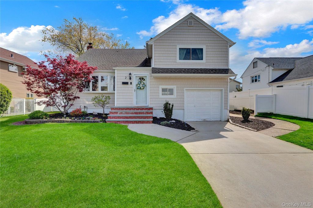 2 Oxford Avenue, Massapequa, NY 11758