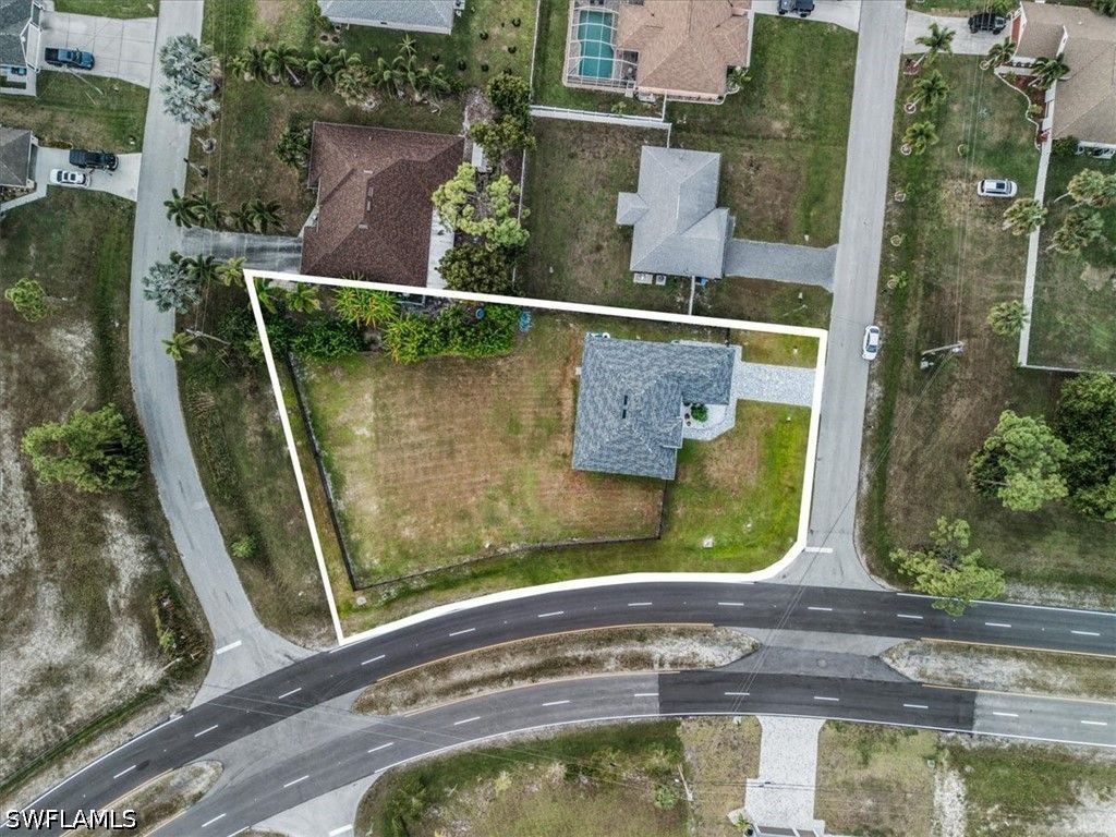 Image 2 of property listing at 1124 NE 35th LN, Cape Coral, FL 33909
