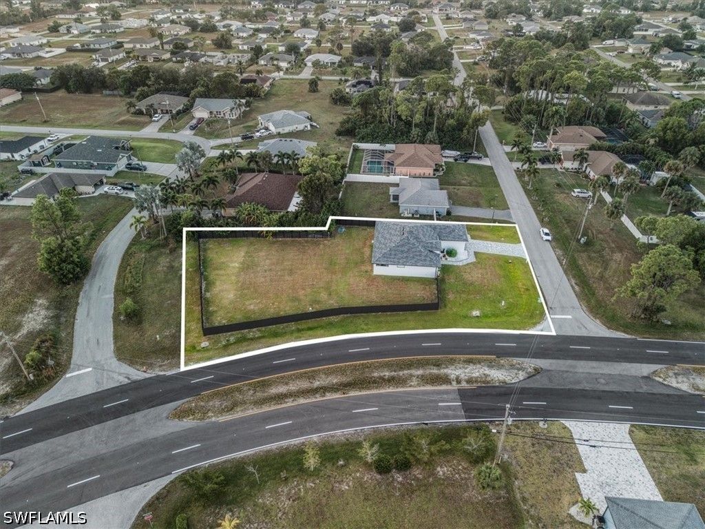 Image 3 of property listing at 1124 NE 35th LN, Cape Coral, FL 33909