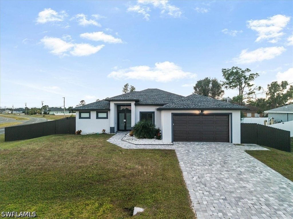 Image 4 of property listing at 1124 NE 35th LN, Cape Coral, FL 33909
