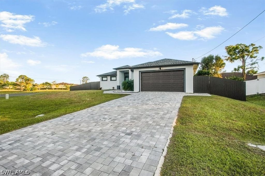 Image 5 of property listing at 1124 NE 35th LN, Cape Coral, FL 33909
