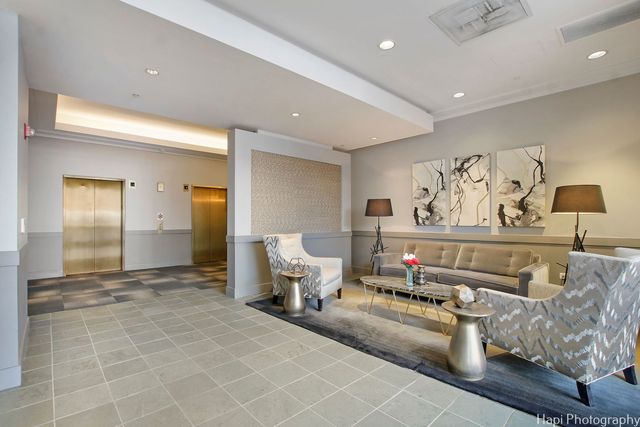 77 S Evergreen Avenue 206, Arlington Heights, IL 60005