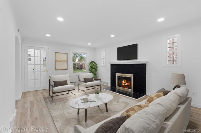 15510 Veronica Avenue, Eastpointe, MI 48021