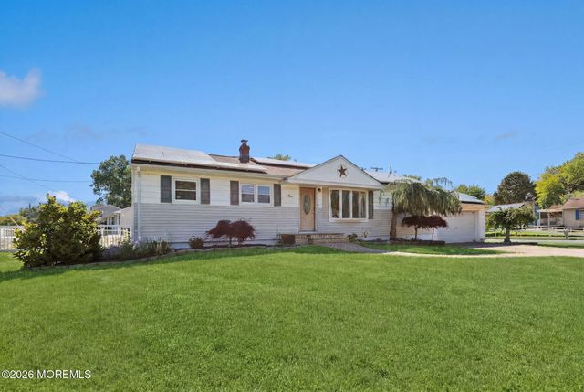 5 Lake Drive, Howell, NJ 07731