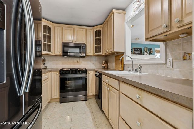 5 Lake Drive, Howell, NJ 07731