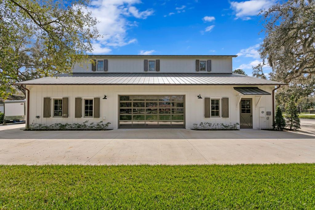 Image 15 of property listing at 10101 TARPON SPRINGS ROAD, Odessa, FL 33556